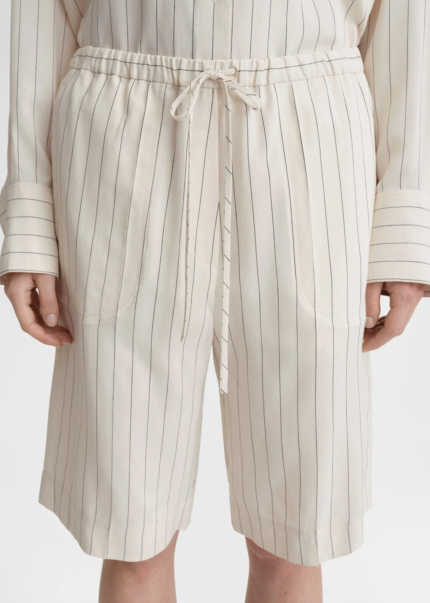 Relaxed pinstripe shorts ecru/black