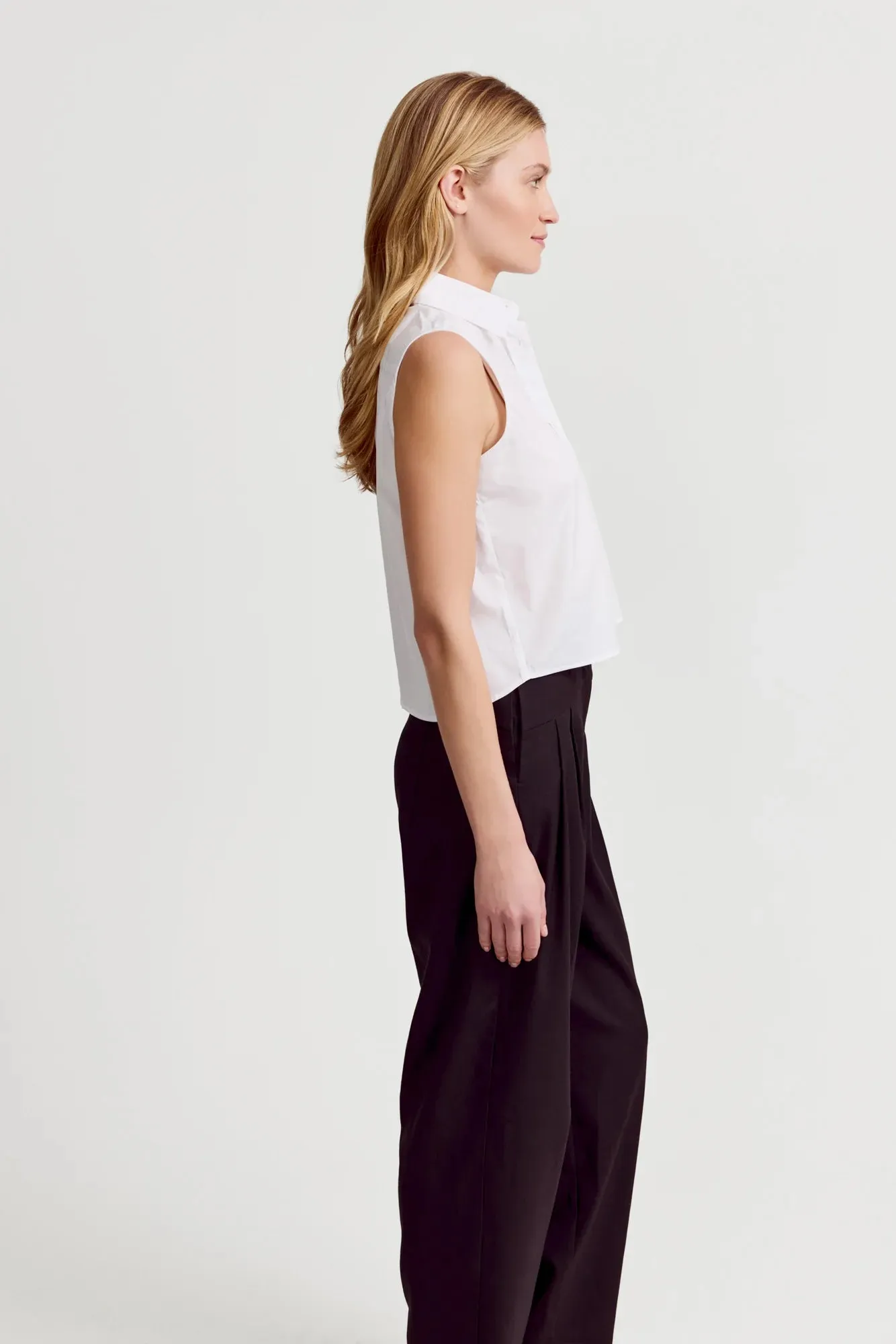 THE BOXY CROPPED SLEEVELESS SHIRT